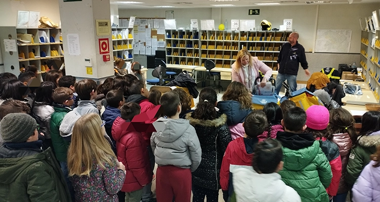 Els infants de l’escola Lola Anglada visiten l’oficina de Correos de Sant Quirze del Vallès